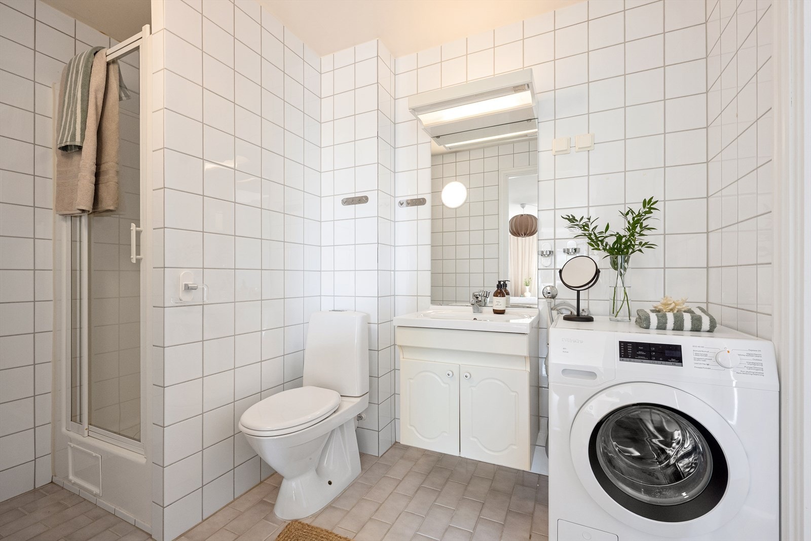 Bad av god størrelse fra byggeår. Opplegg for vaskemaskin/tørketrommel Galleribilde