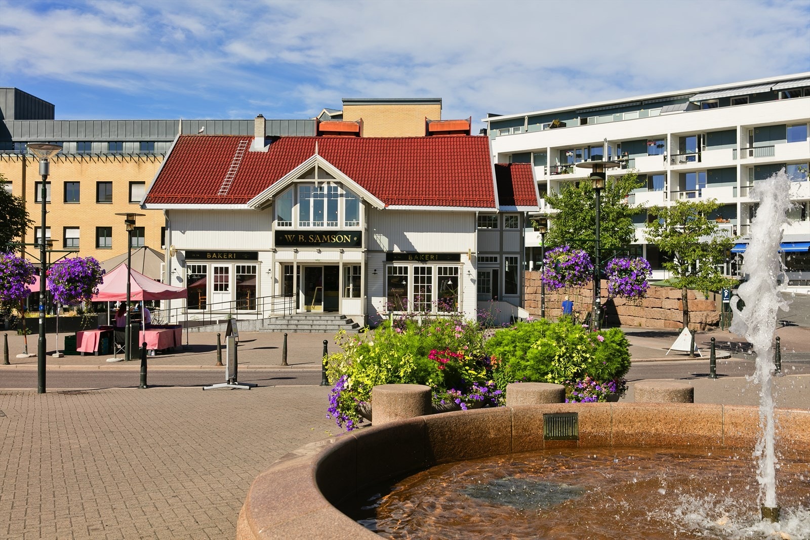 Samson er åpent fra tidlig om morgenen med mulighet for å få kjøpt ferskt brød, eller en bolle til kaffen, og på kvelden som restaurant Galleribilde