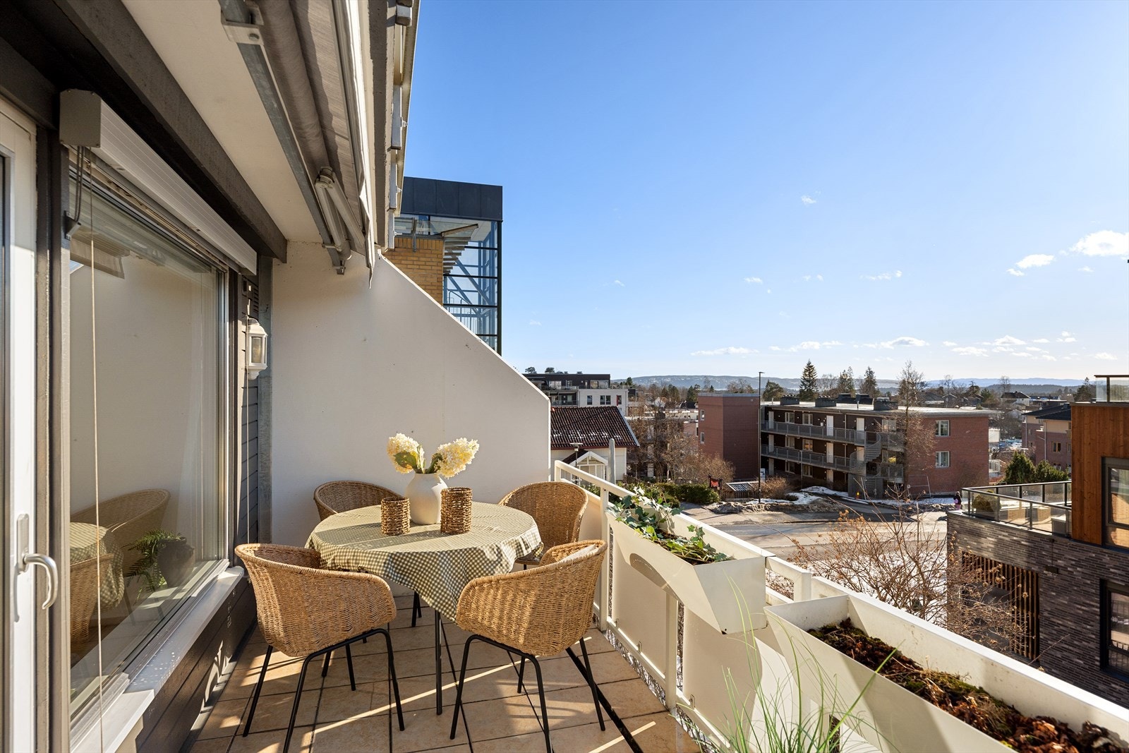 Solrik og hyggelig balkong på ca. 11 kvm. Denne ligger sydvestvendt, og gir gode solforhold Galleribilde