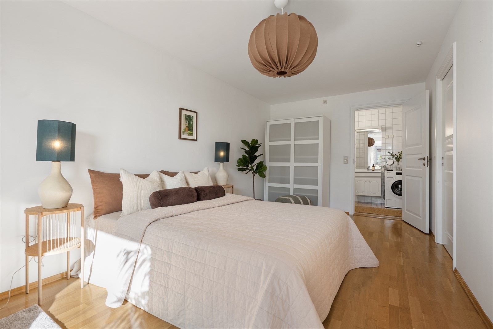 Hovedsoverom med god plass til garderobeskap, og direkte tilgang til bad Galleribilde