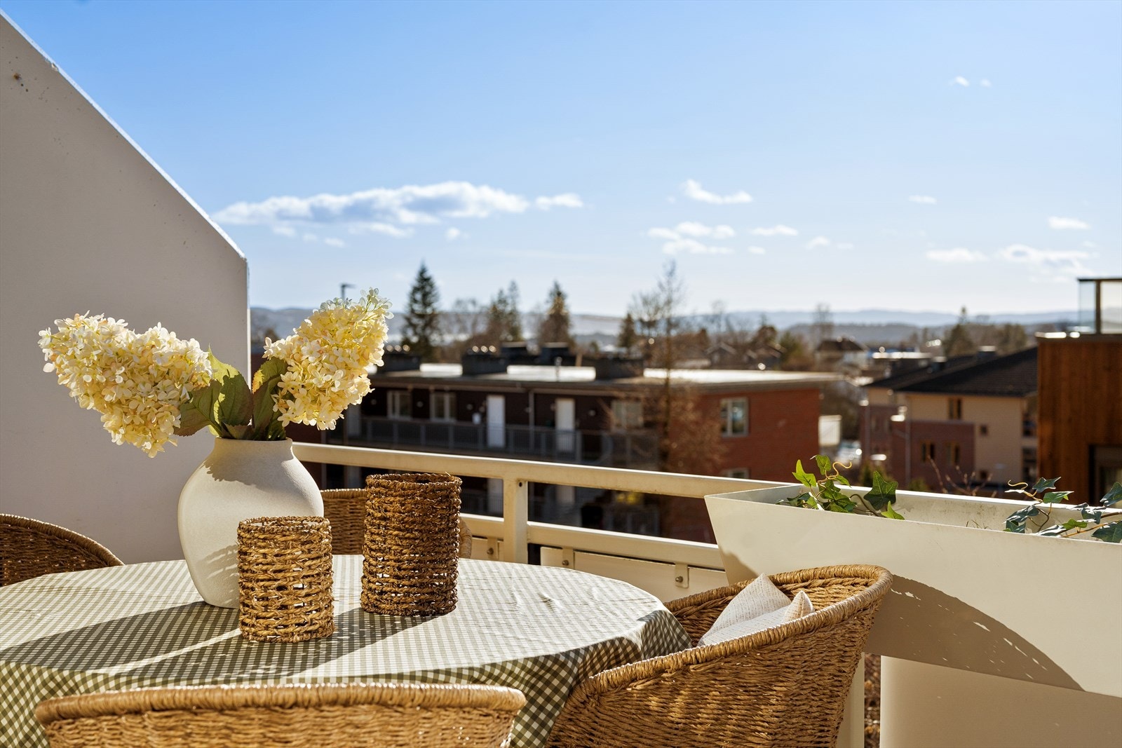 Nydelig utsikt over nærområdet og mot sjøen. Elektrisk markise gir god solskjerming på varme dager Galleribilde