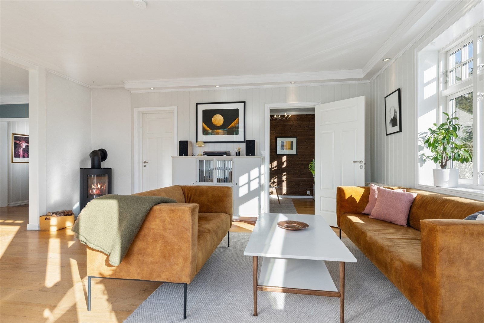 Stuen er utstyrt med en ny peisovn fra 2023, som sikrer effektiv oppvarming og en lun atmosfære. Galleribilde