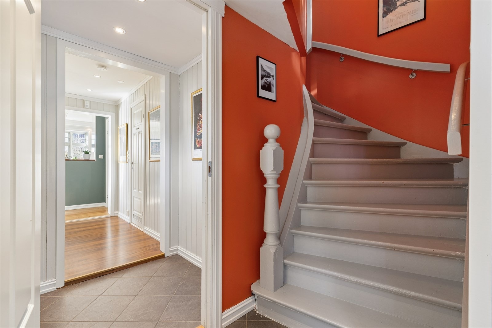 Fra gangen fører trappen deg opp til boligens 2. etasje. Galleribilde