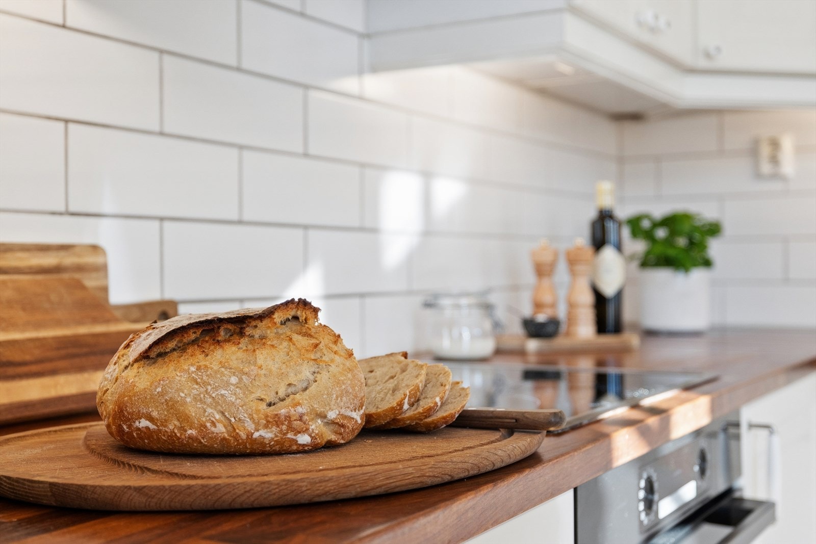 Fliser mellom benkeplate og overskap beskytter veggen og forenkler renholdet. Galleribilde