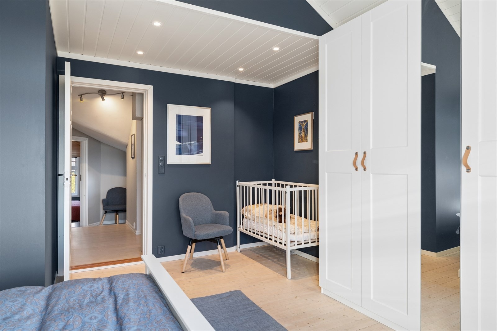 Flere av soverommene i denne etasjen har sjarmerende tregulv. Galleribilde