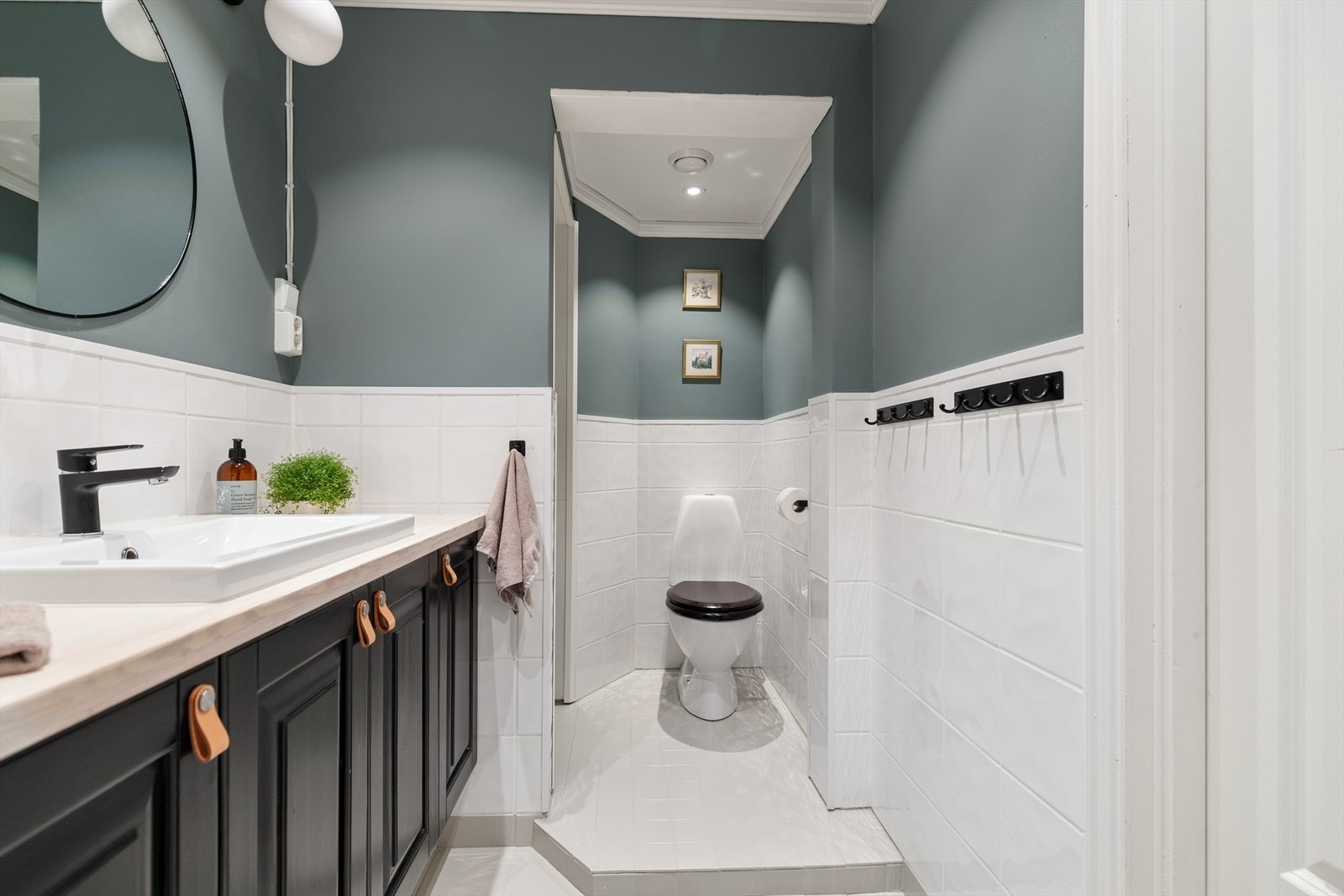 Badet i 1. etasje ble oppgradert i 2021 og har varme i det flislagte gulvet. Galleribilde