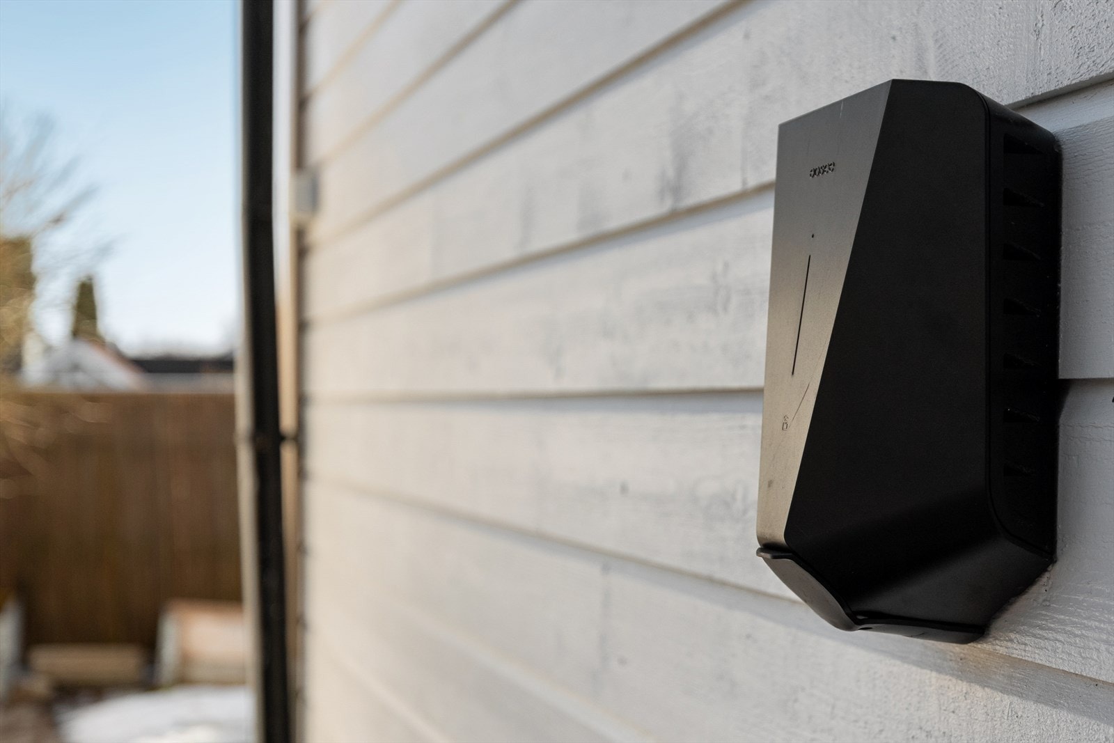 På husveggen er det montert en elbillader for enkel lading av bil. Galleribilde