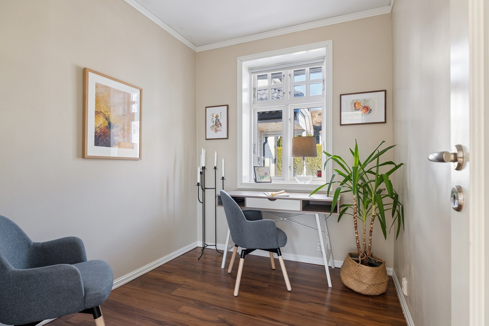 Soverom nr. 2 egner seg ypperlig som kontor eller gjesterom, med vindu mot hagen. Galleribilde