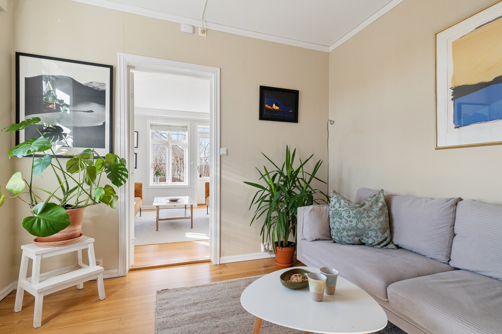 Dette rommet er i dag innredet som en ekstra stue, men kan også fungere som kontor eller soverom. Galleribilde