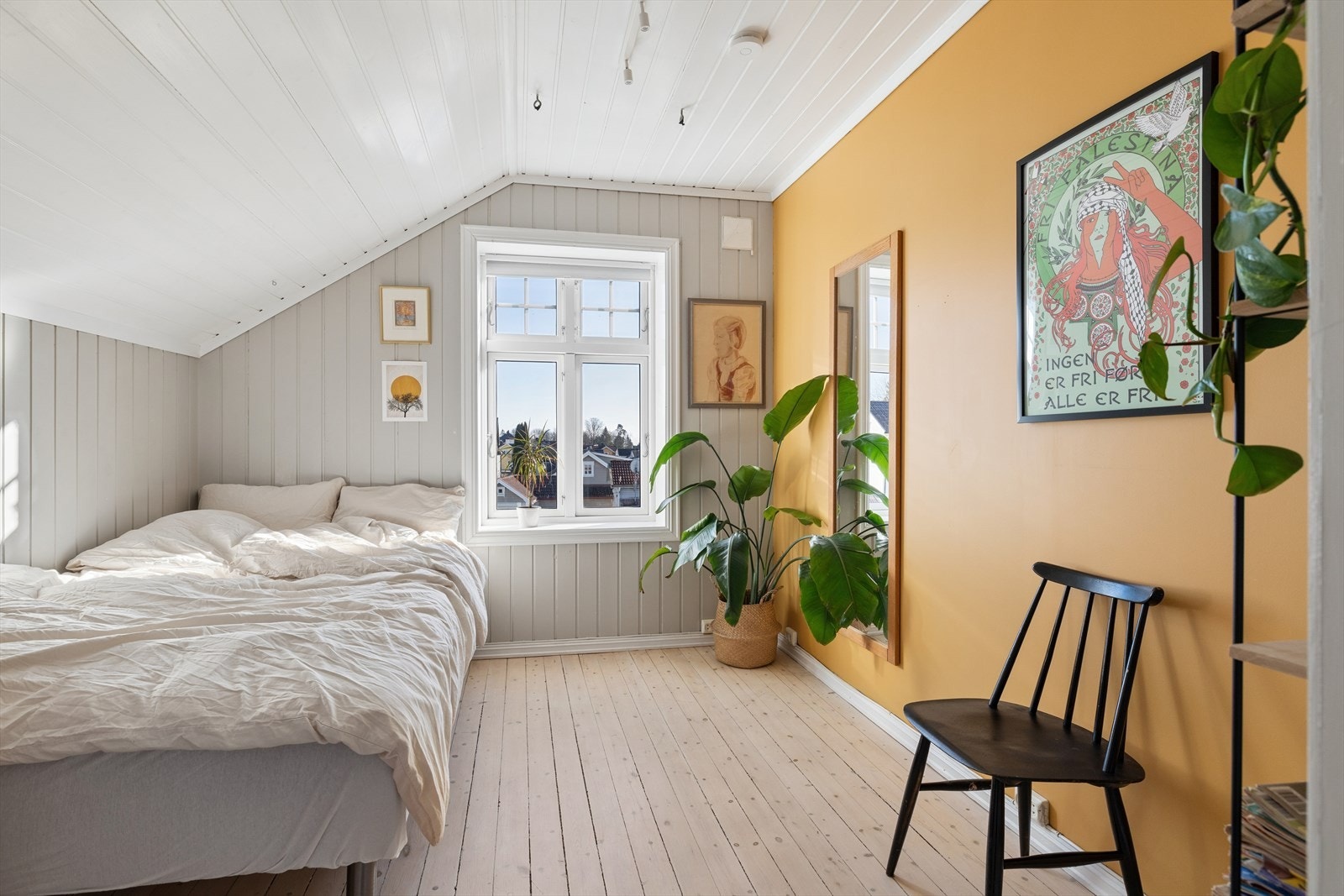 Et lyst og trivelig soverom med plass til seng og oppbevaring. Galleribilde