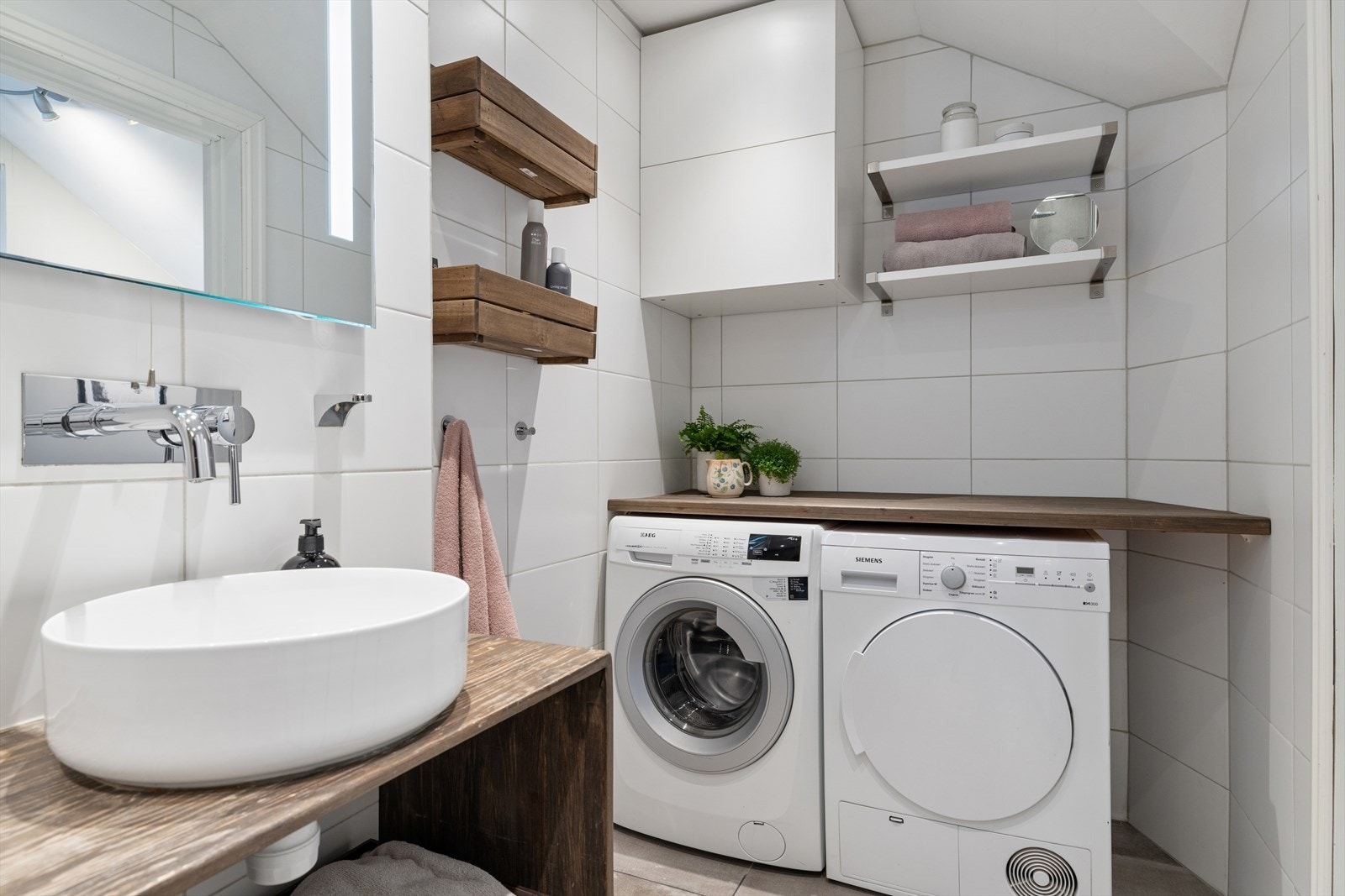 Her er det også opplegg for vaskemaskin og tørketrommel, som forenkler klesvasken. Galleribilde