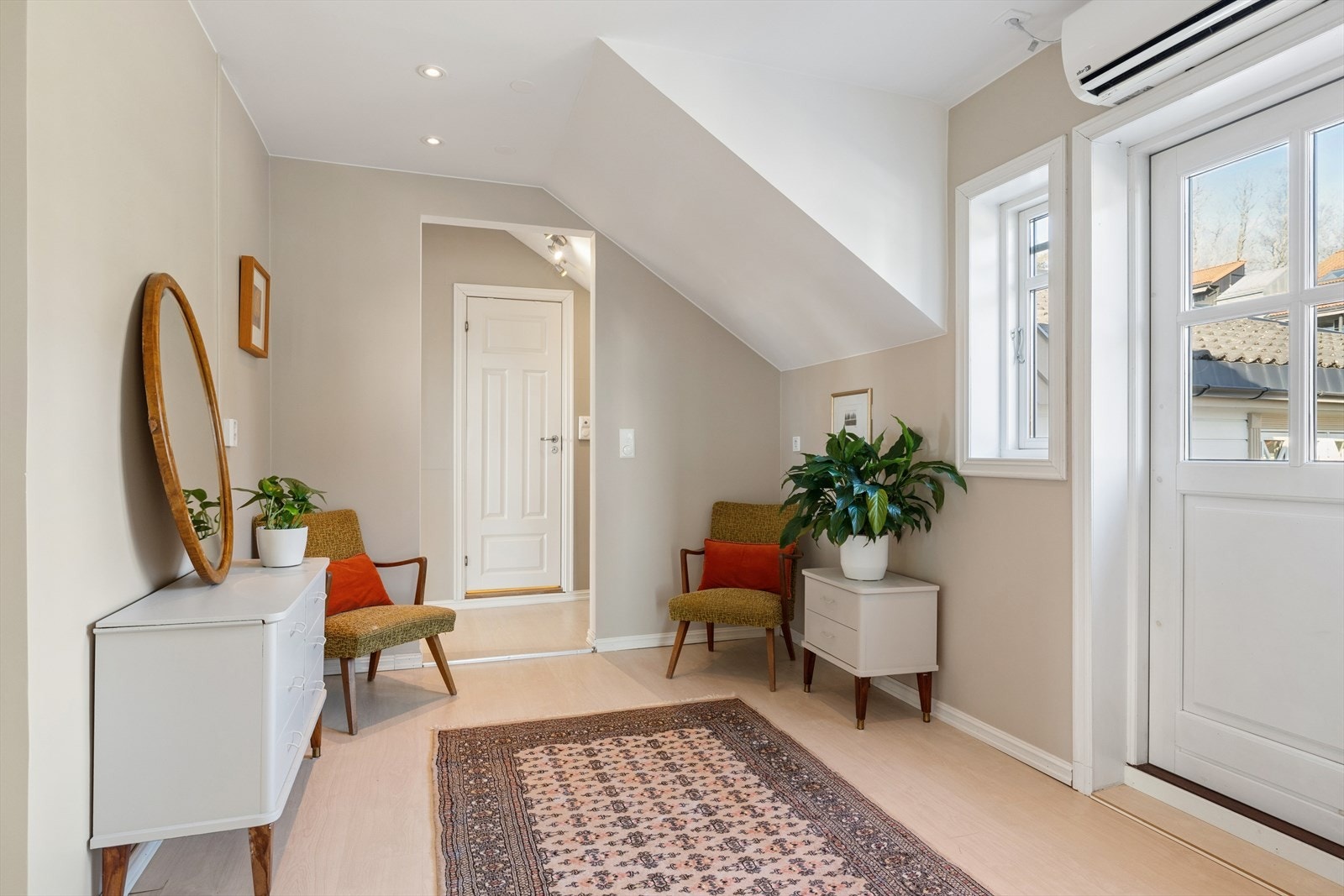 Oppe i 2. etasje møtes du av en lys og åpen gang med adkomst til etasjens rom. Galleribilde