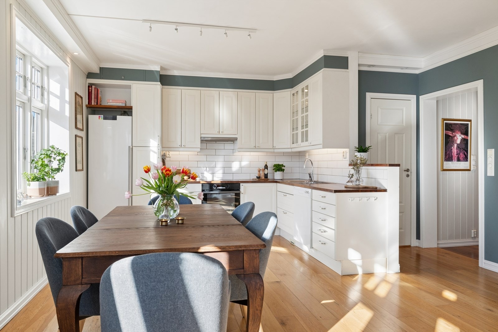 Kjøkkenet har en funksjonell innredning med profilerte fronter og god plass til spisebord. Galleribilde