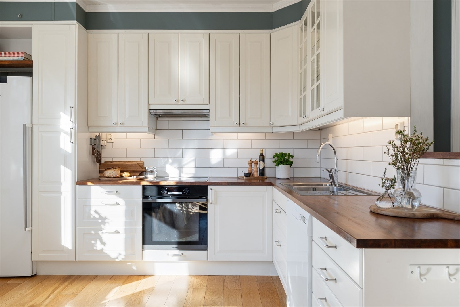 Godt med skap- og benkeplass gjør kjøkkenet praktisk i hverdagen. Galleribilde