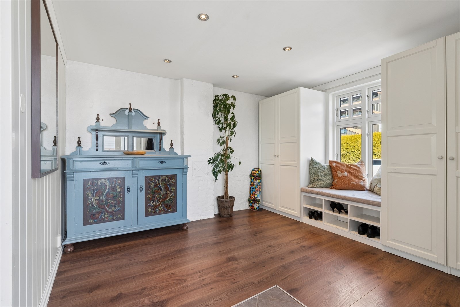 Romslig entré med god plass til garderobeløsninger. Her er det varme i det flislagte gulvet. Galleribilde