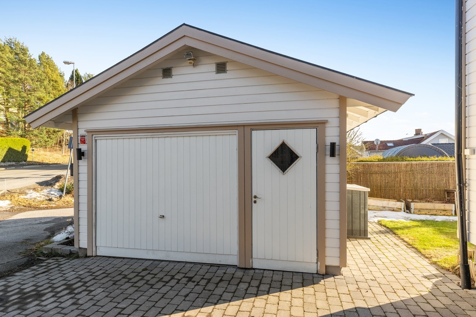 Eiendommen inkluderer en frittliggende garasje på 24 m², oppført i 1995. Galleribilde