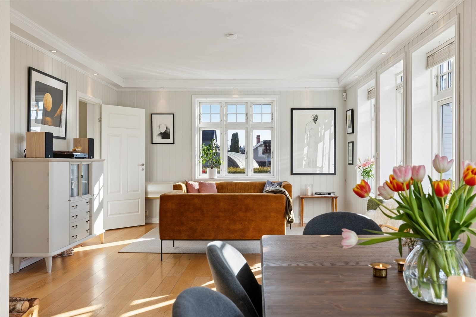 Stuen og kjøkkenet har en delvis åpen løsning, med gjennomgående eikeparkett på gulvet. Galleribilde