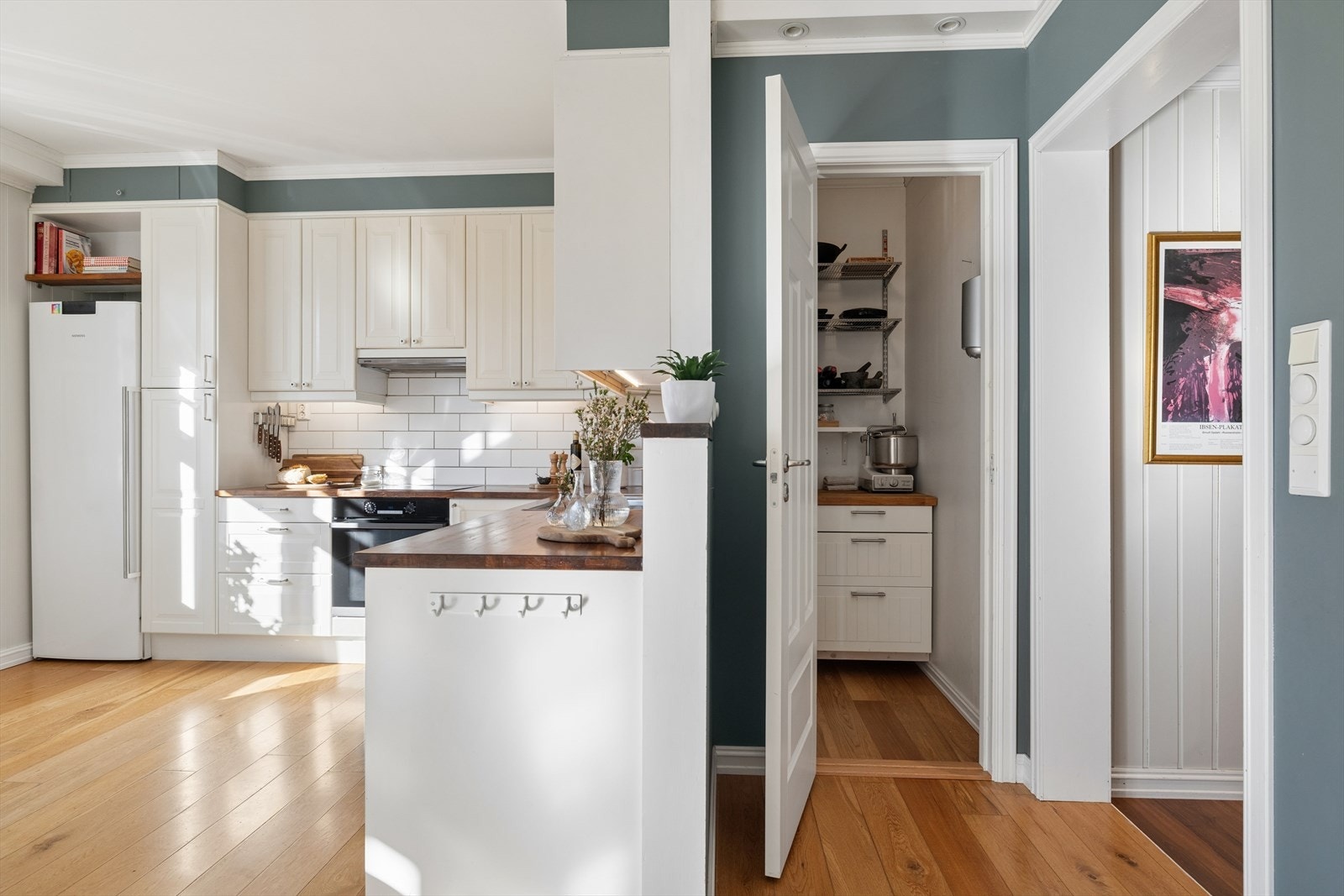 I tilknytning til kjøkkenet er det en praktisk matbod for ekstra lagring. Galleribilde