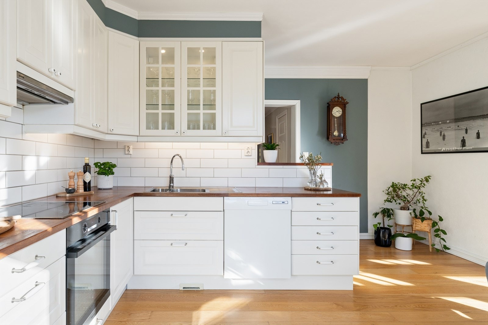 Innredningen er utstyrt med platetopp, komfyr, oppvaskkum og kjøleskap. Galleribilde