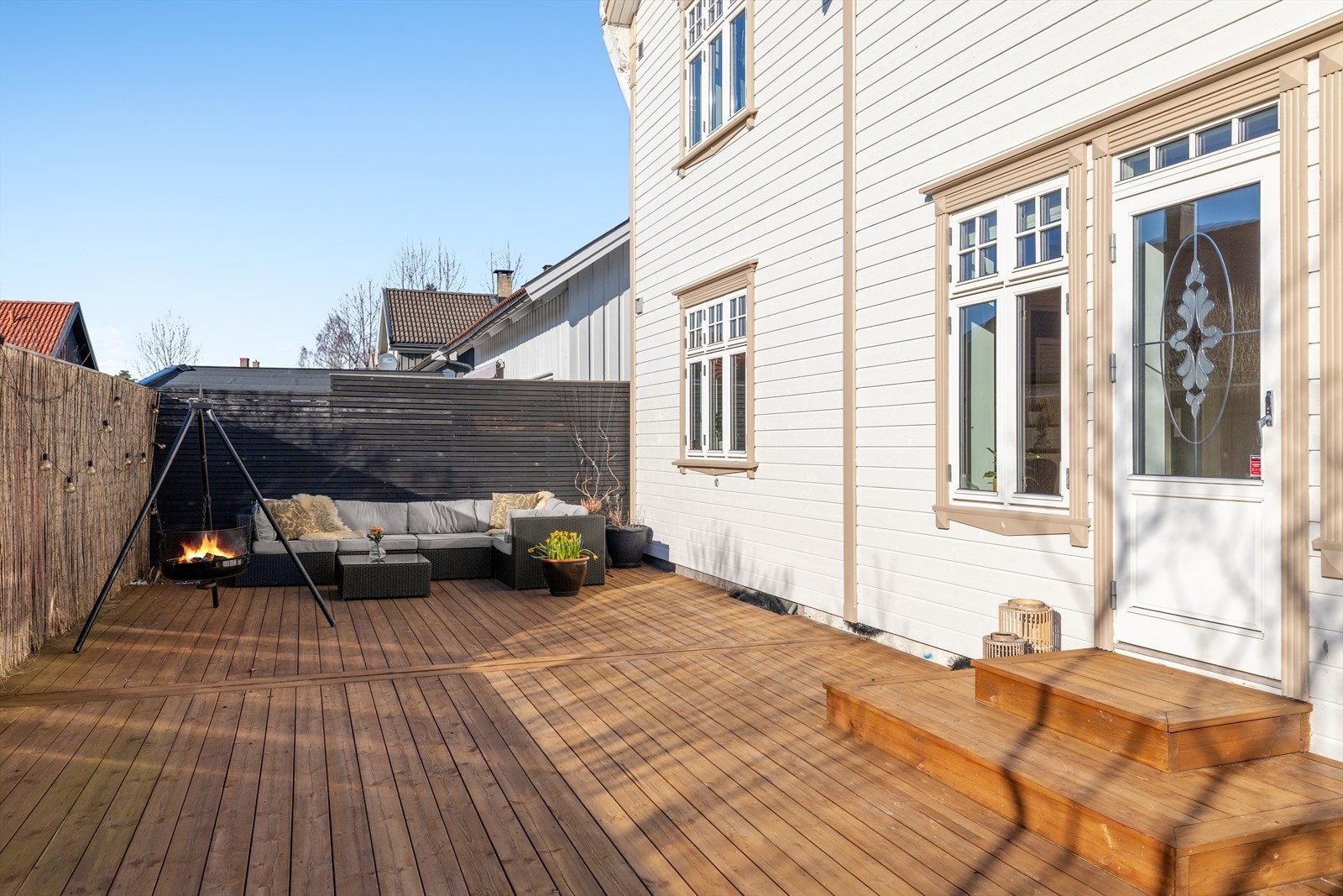 Den store terrassen på 53 m² er bygget i impregnerte materialer og er en naturlig forlengelse av stuen. Galleribilde