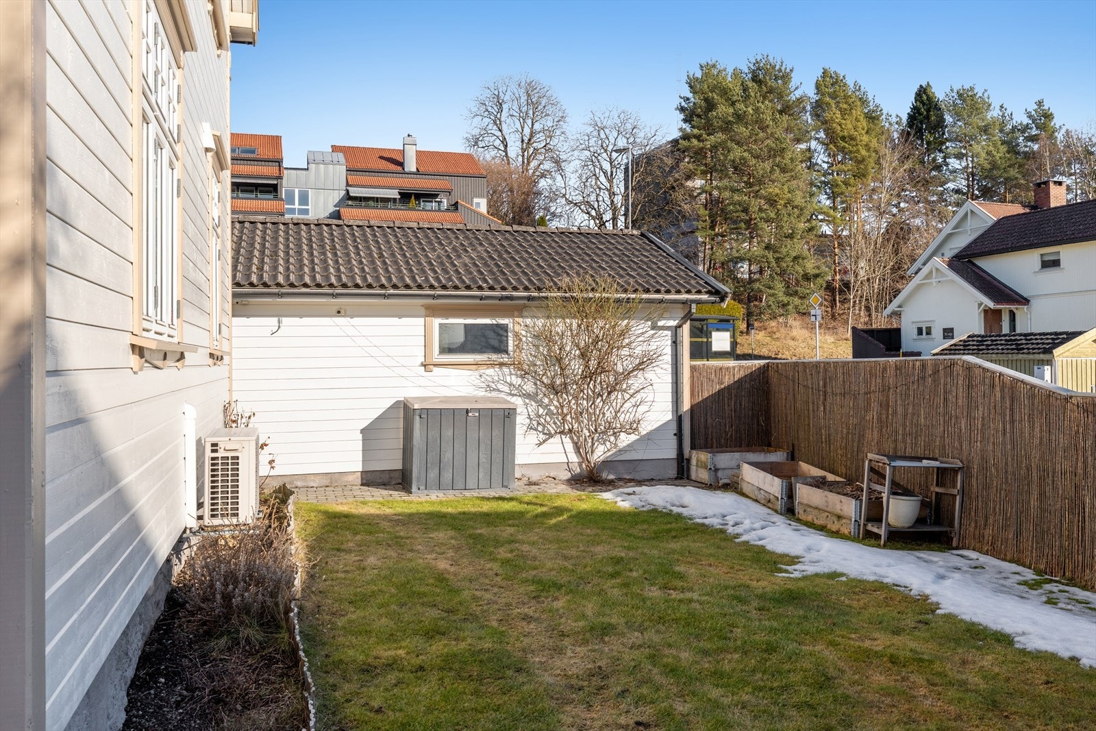 Tomten er opparbeidet med plen, busker og beplantning. Galleribilde