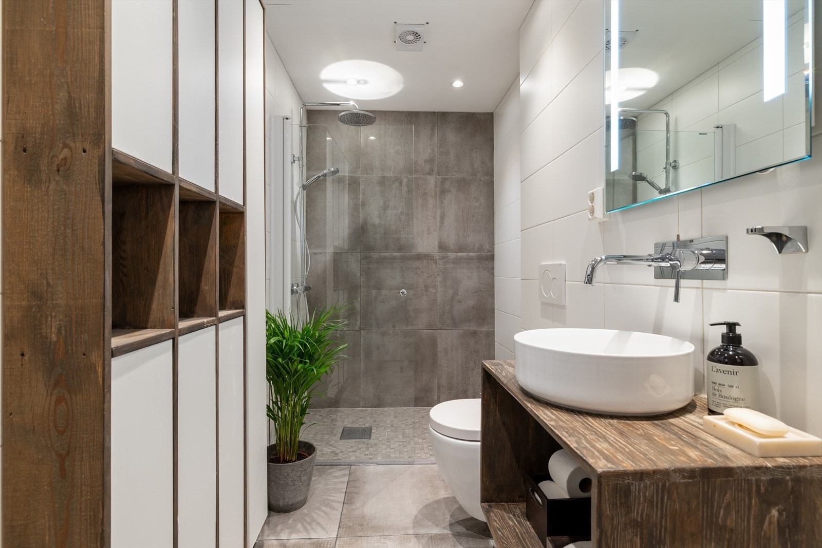 Badet i 2. etasje ble oppgradert i 2016, med keramiske fliser på gulv og vegger. Galleribilde