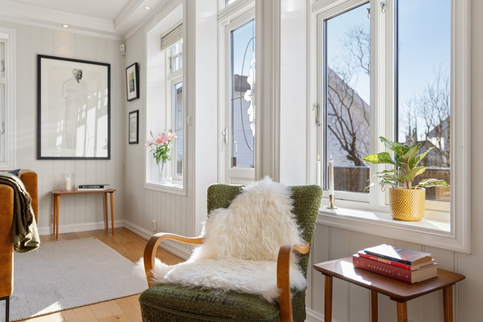 Store vindusflater med to-lags isolerglass fra 2010 slipper inn rikelig med dagslys. Galleribilde