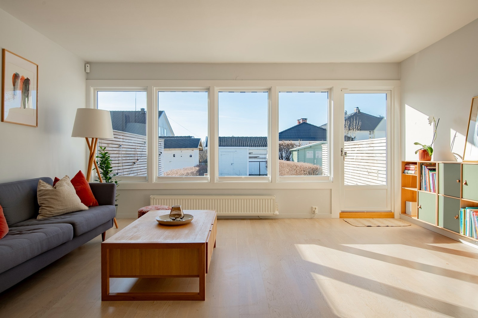 Store vindusflater gir rikelig med naturlig lys og en luftig atmosfære. Galleribilde