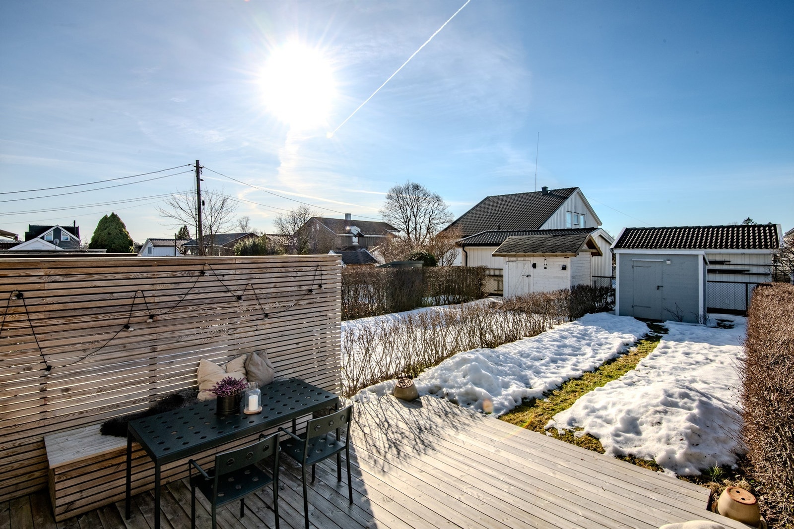 Fantastisk solrik vestvendt markterrasse og hage med skjermet beliggenhet Galleribilde