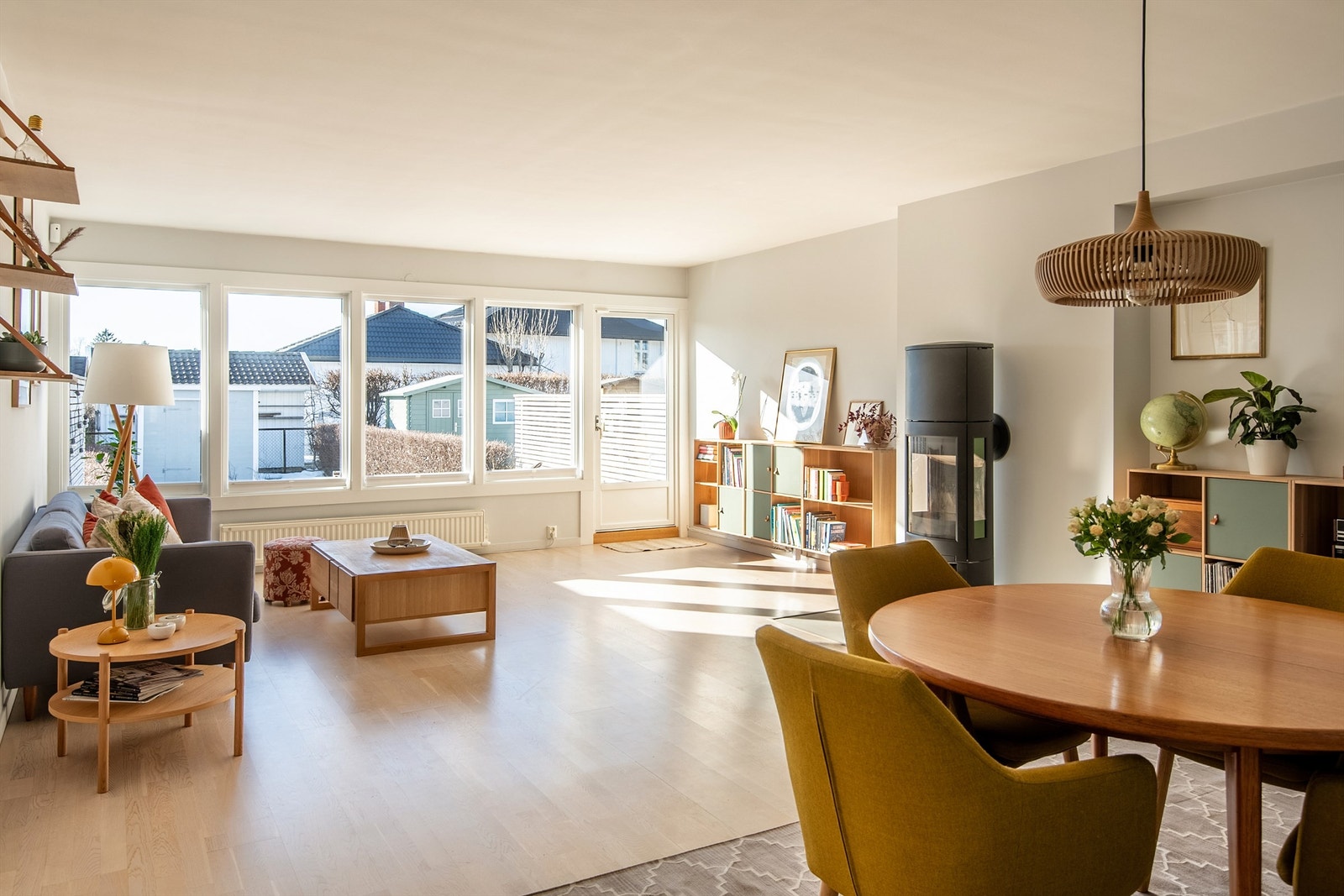 Den åpne stuen har plass til både sofagruppe og spiseavdeling. Galleribilde