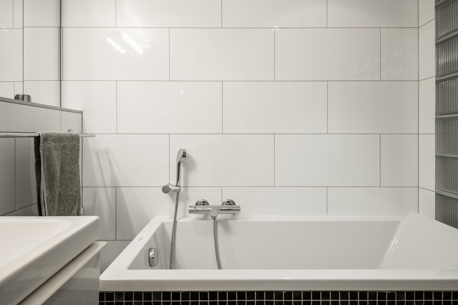 Det innmurte badekaret er perfekt for avslapning. Galleribilde