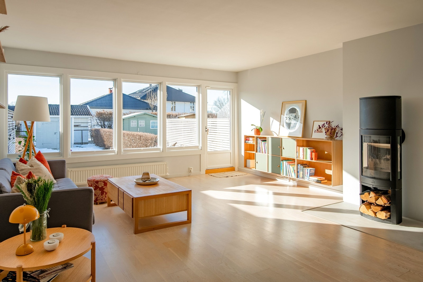 Fra stuen er det direkte utgang til den vestvendte markterrassen på ca. 21 m². Galleribilde