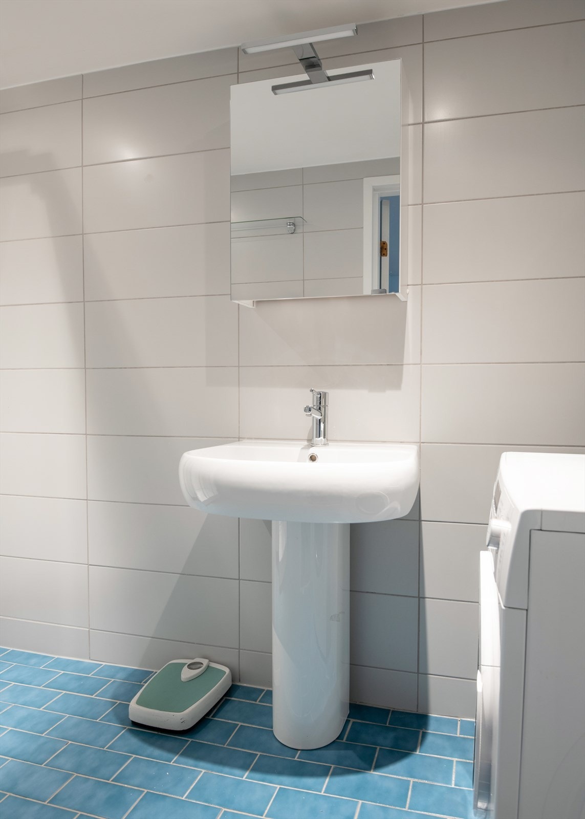 Rommet har flislagt gulv med gulvvarme og downlights i taket. Galleribilde