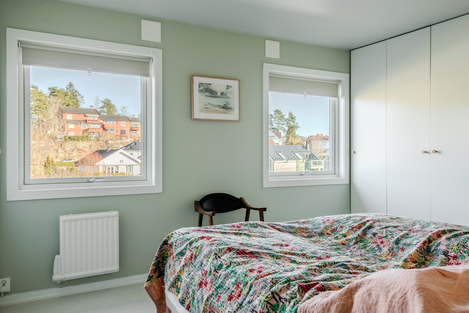 Rommet har plass til dobbeltseng og har malte veggflater. Galleribilde