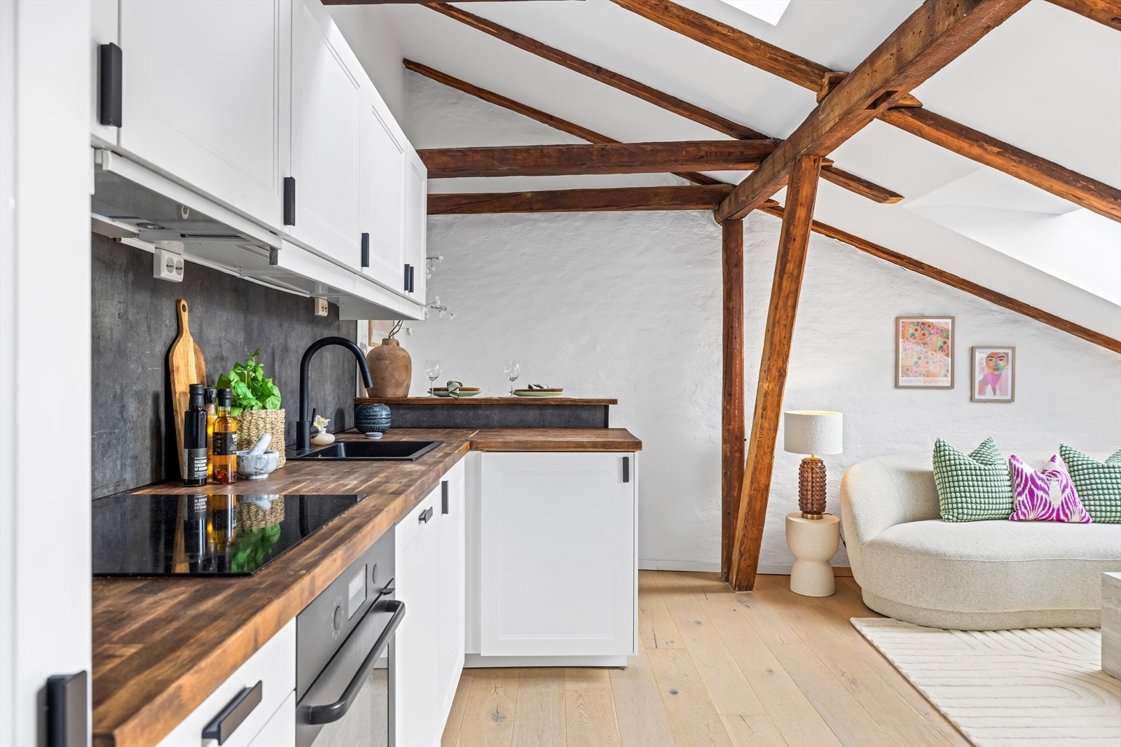 Pen og tidsriktig kjøkkeninnredning med skap- og benkeplass. Galleribilde