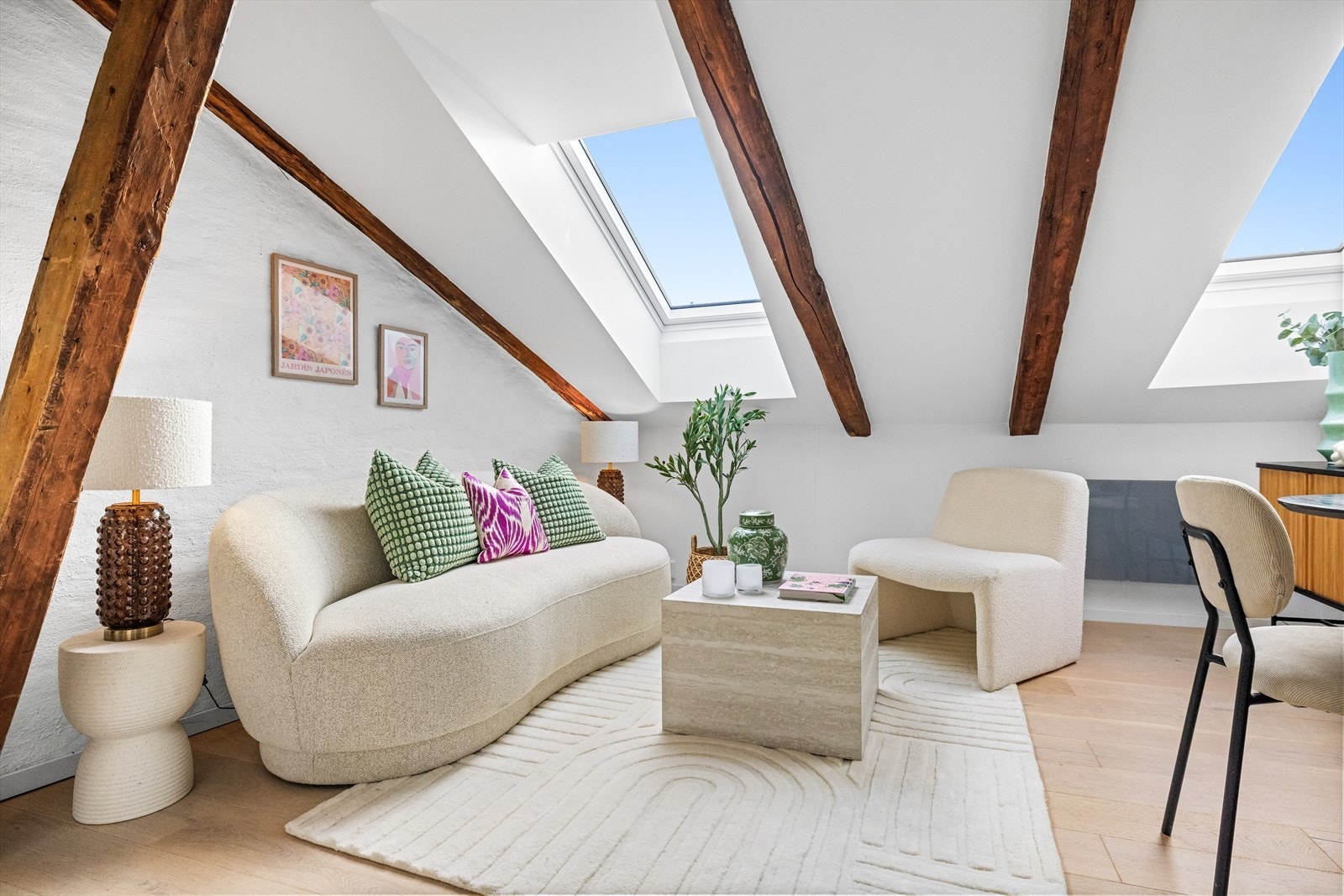 Lys og innbydende stue med store vindusflater som slipper inn rikelig med lys. Galleribilde