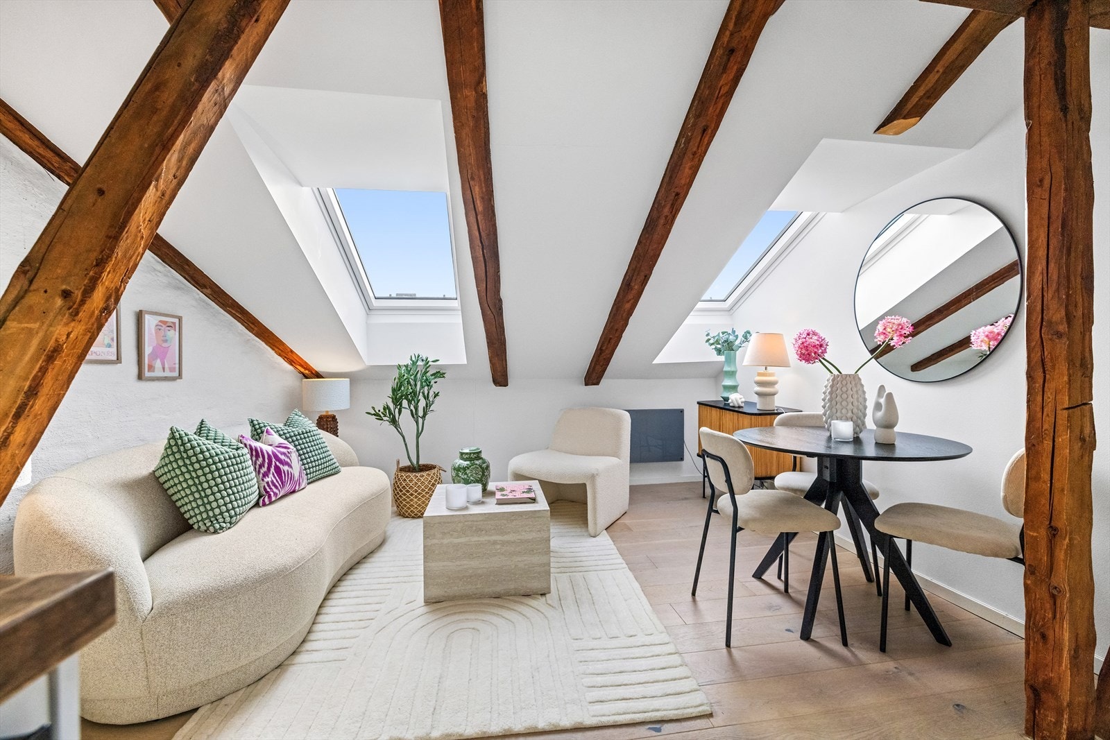 Her er det god plass til det du måtte ønske av sofa, bord og stoler. Galleribilde