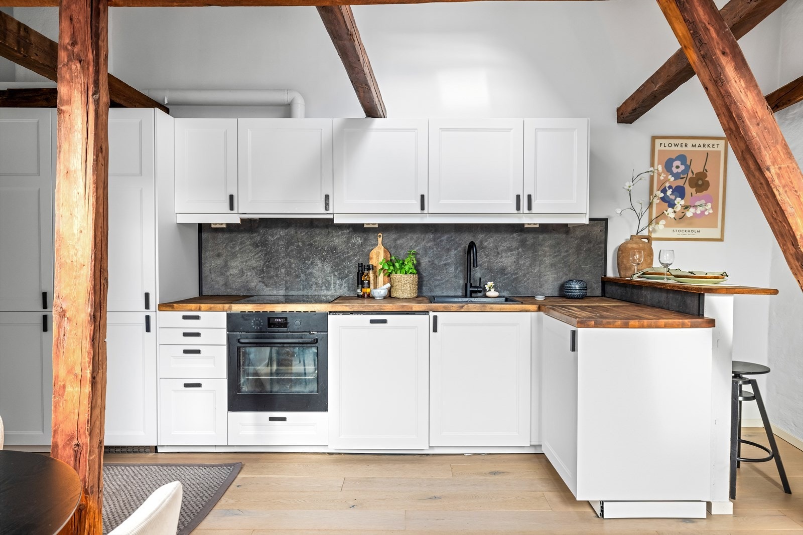 Kjøkken fra 2020 med integrerte hvitevarer. Galleribilde