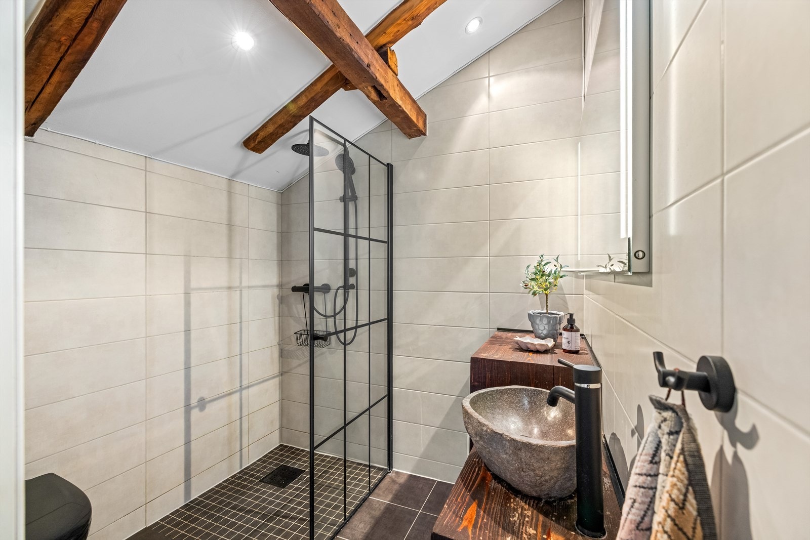 Badet ble totalrehabilitert i 2020 med varmekabler i gulv. Galleribilde