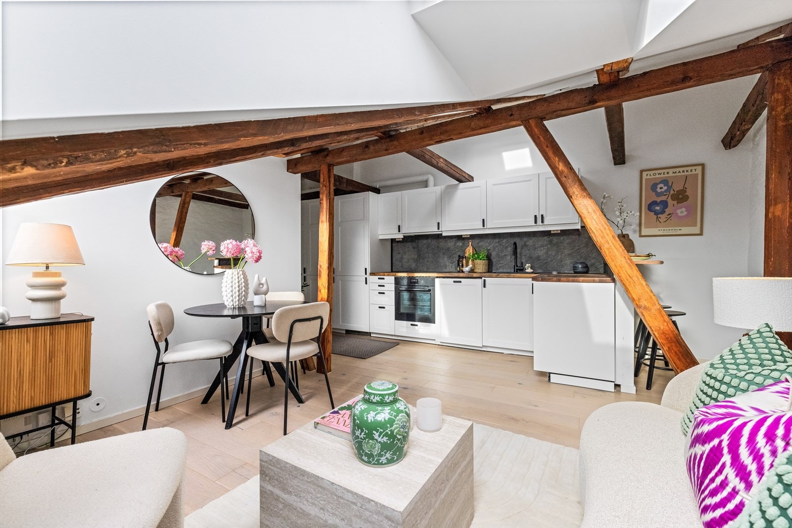 Stort og fint rom med åpen kjøkkenløsning som gir en effektiv arealutnyttelse. Galleribilde