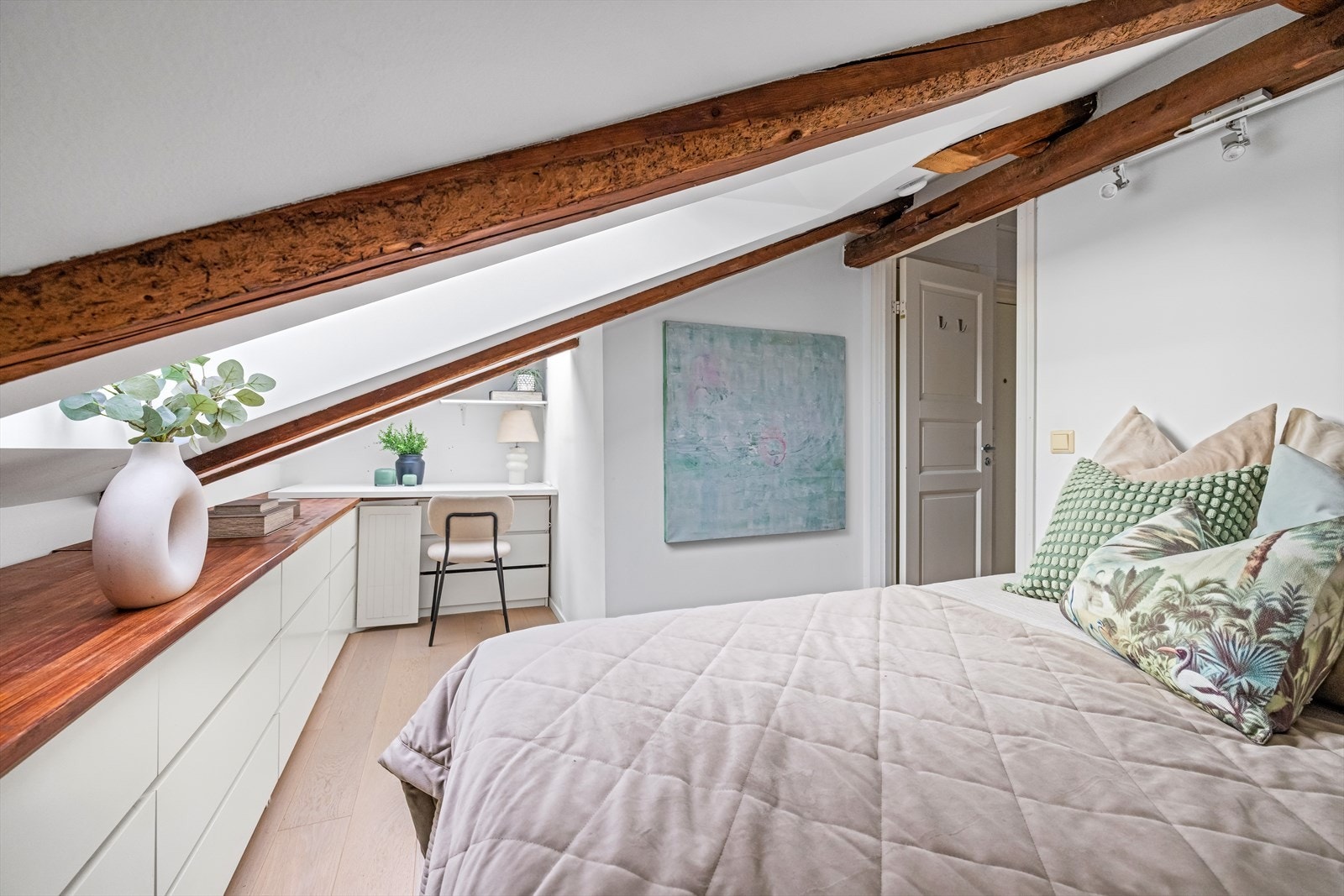 Her er det god oppbevaringsplass langs hele lengden av rommet. Galleribilde