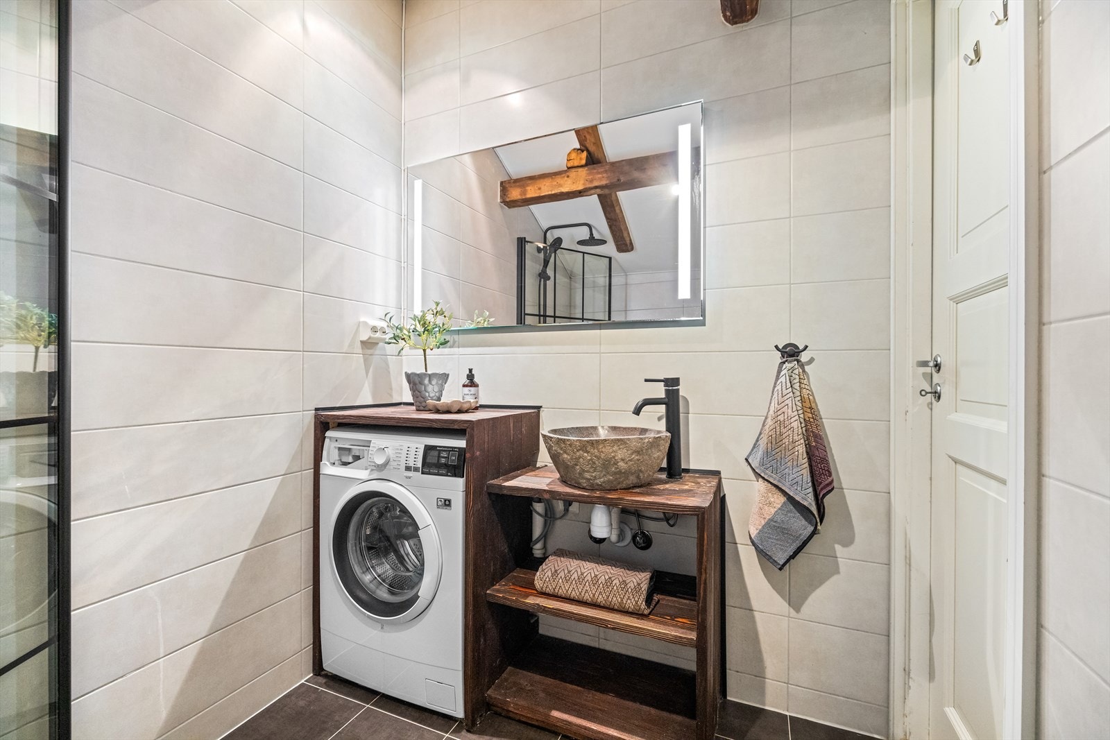 Praktisk vaskenisje med brettestasjon ved siden av servant. Galleribilde