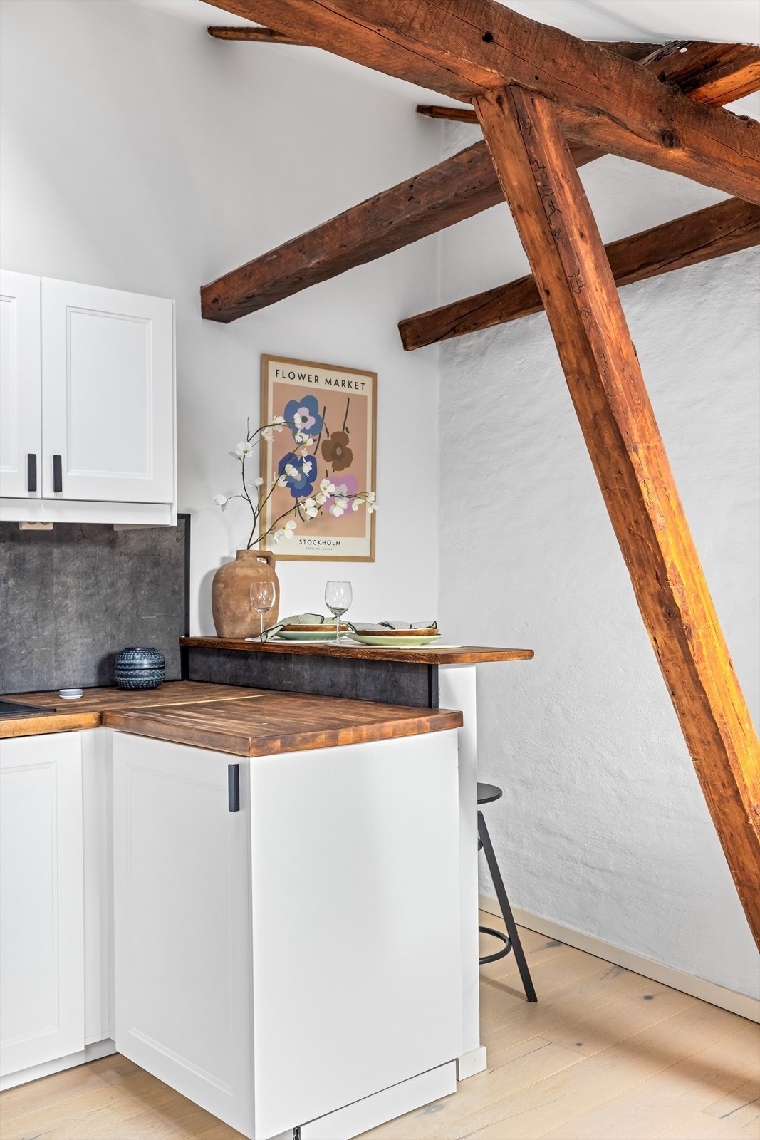 Praktisk "frokosthjørne" med barstoler. Galleribilde