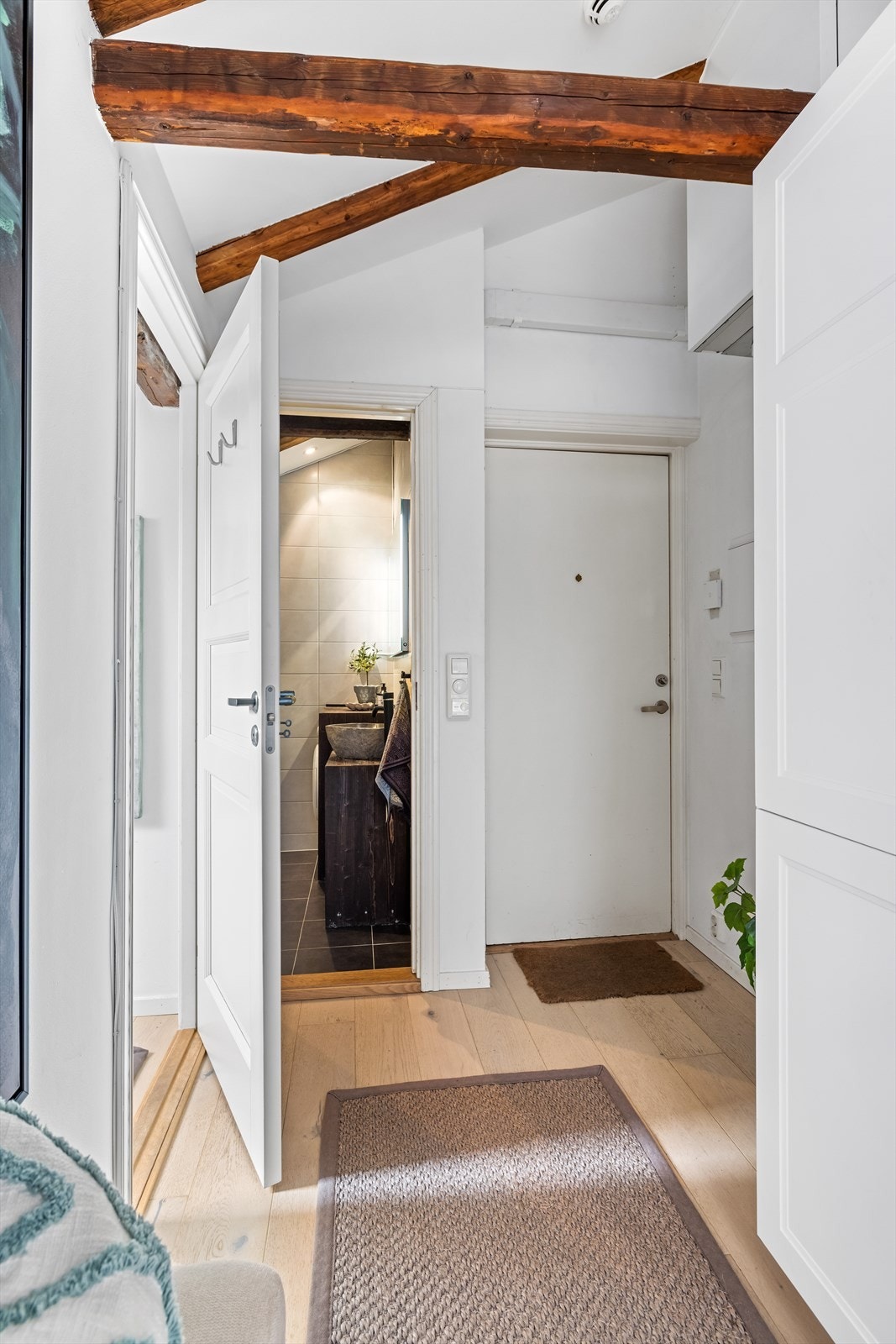 Fra entréen er det tilgang til boligens bad. Galleribilde