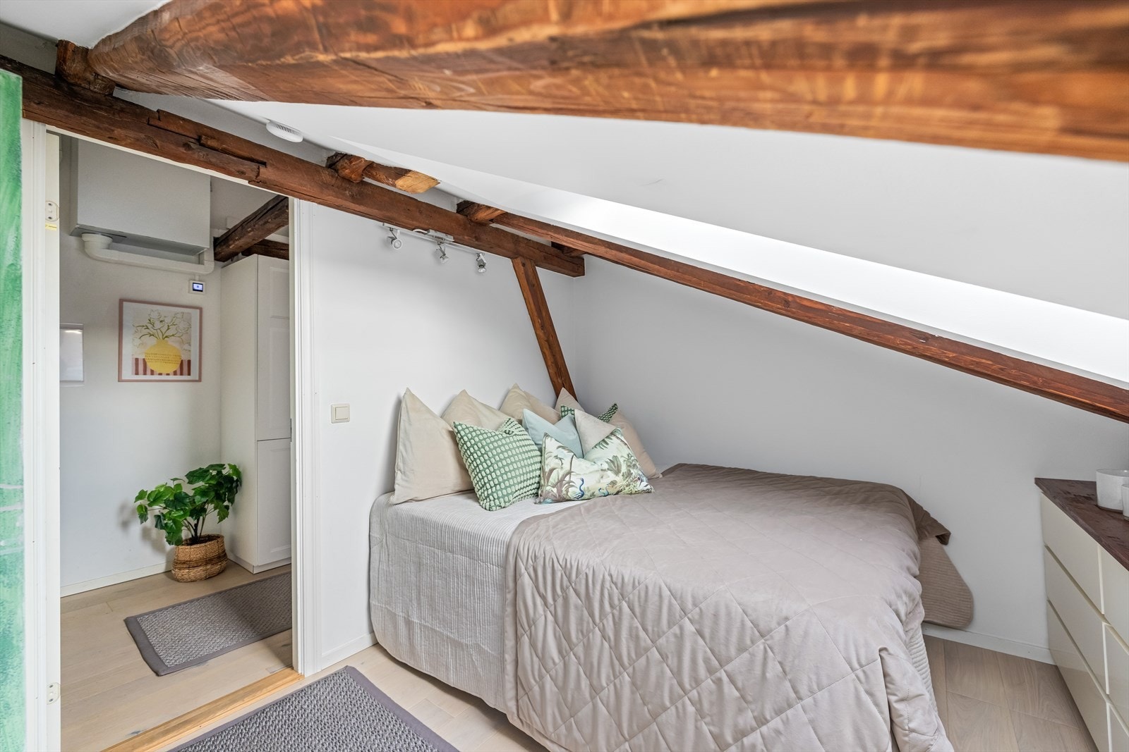 Soverom med svært gode oppbevaringsmuligheter, samt god plass til dobbeltseng. Galleribilde