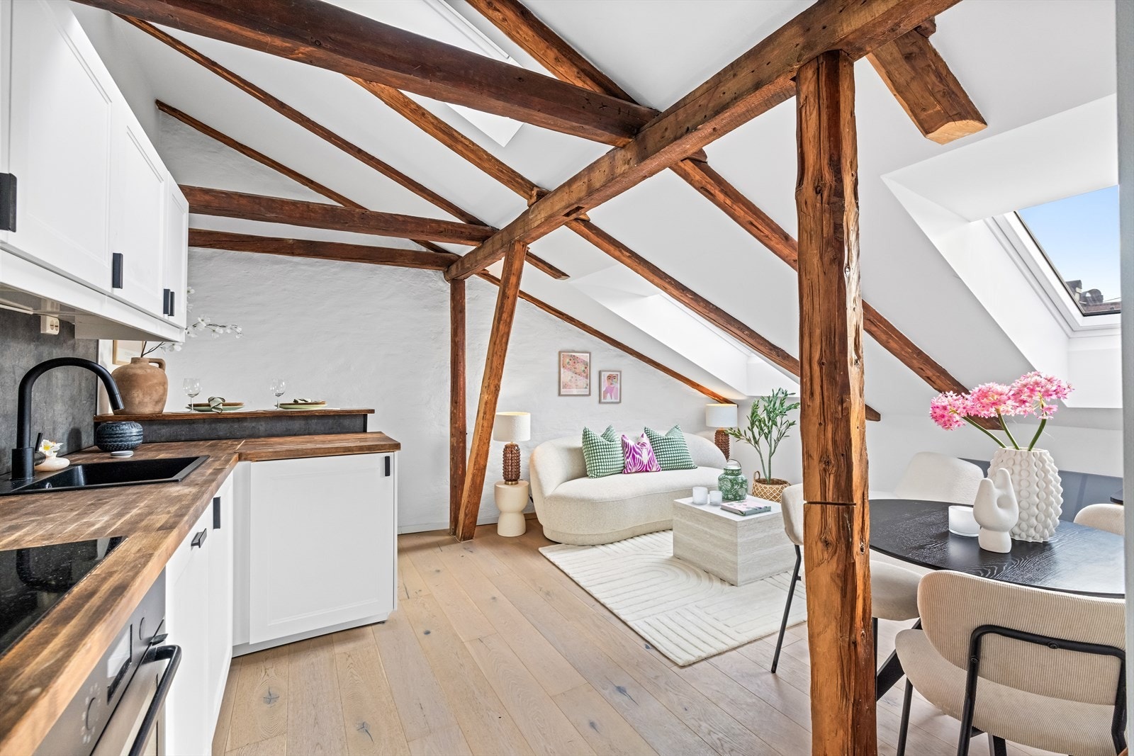 Hele boligen har nytt enstavs parkettgulv fra 2020 og malte flater fra 2021. Galleribilde