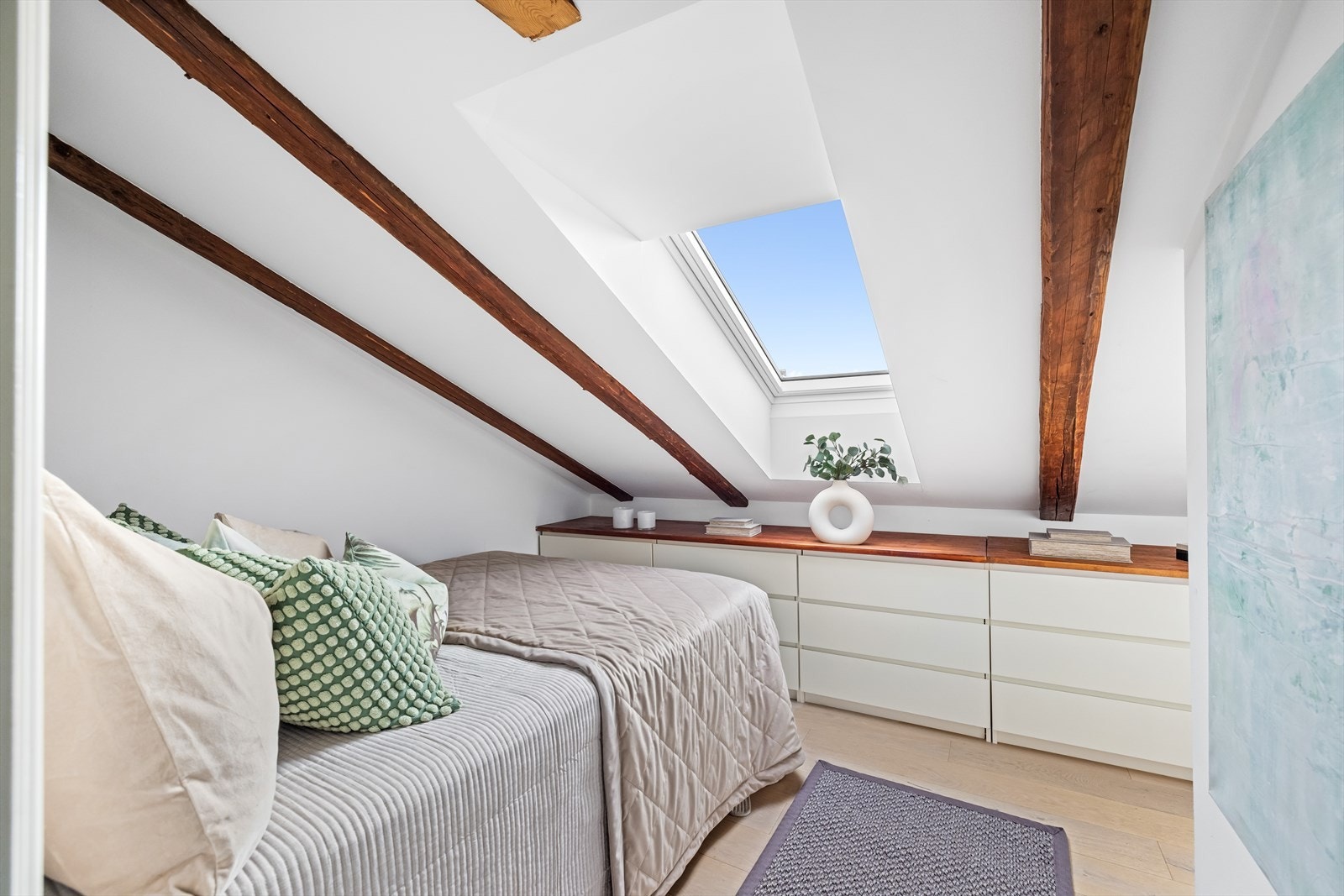 Soverommets vinduer slipper inn rikelig med lys. Galleribilde