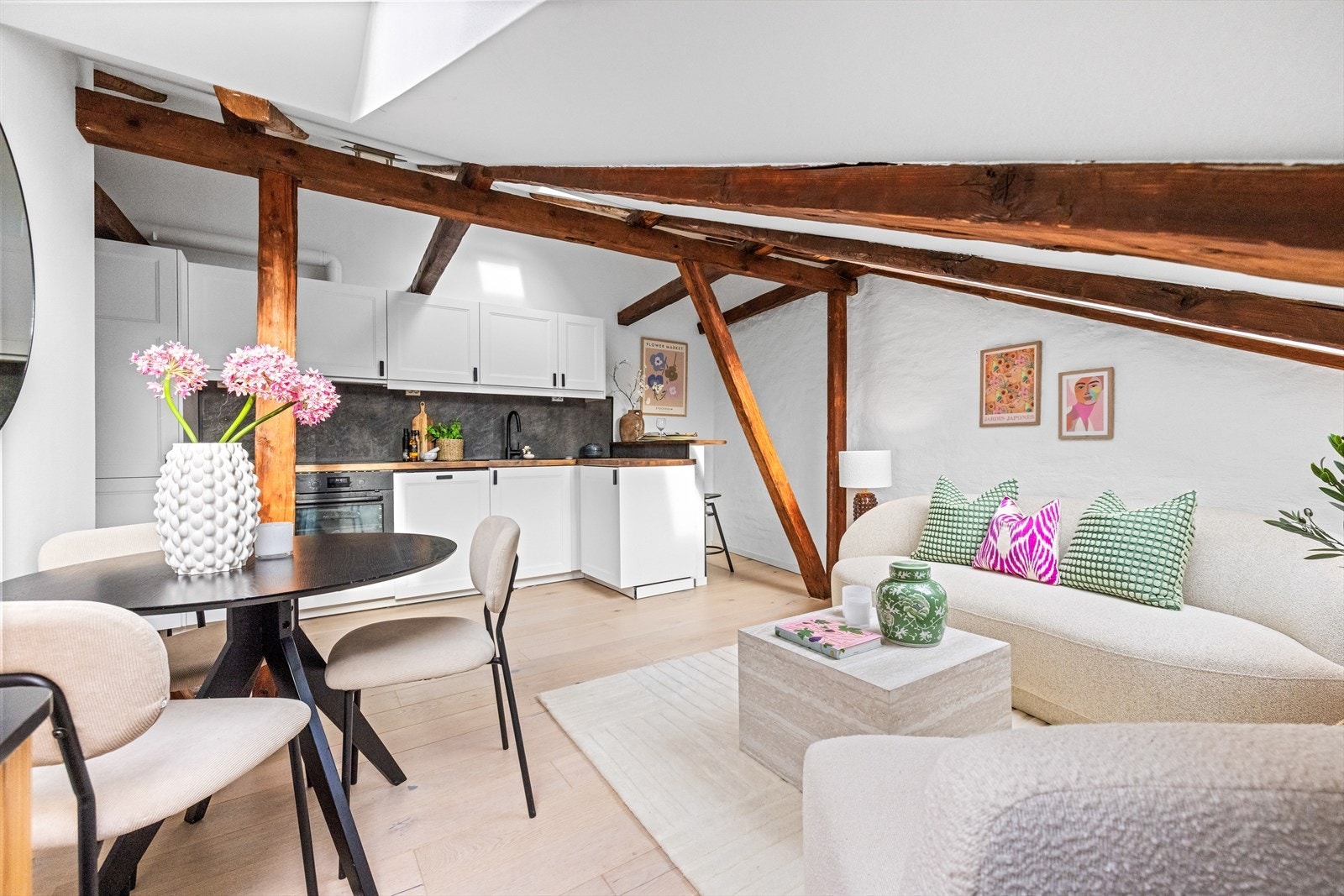 En innbydende 2-roms selveierleilighet med gjennomgående moderne standard og stilrent uttrykk. Galleribilde