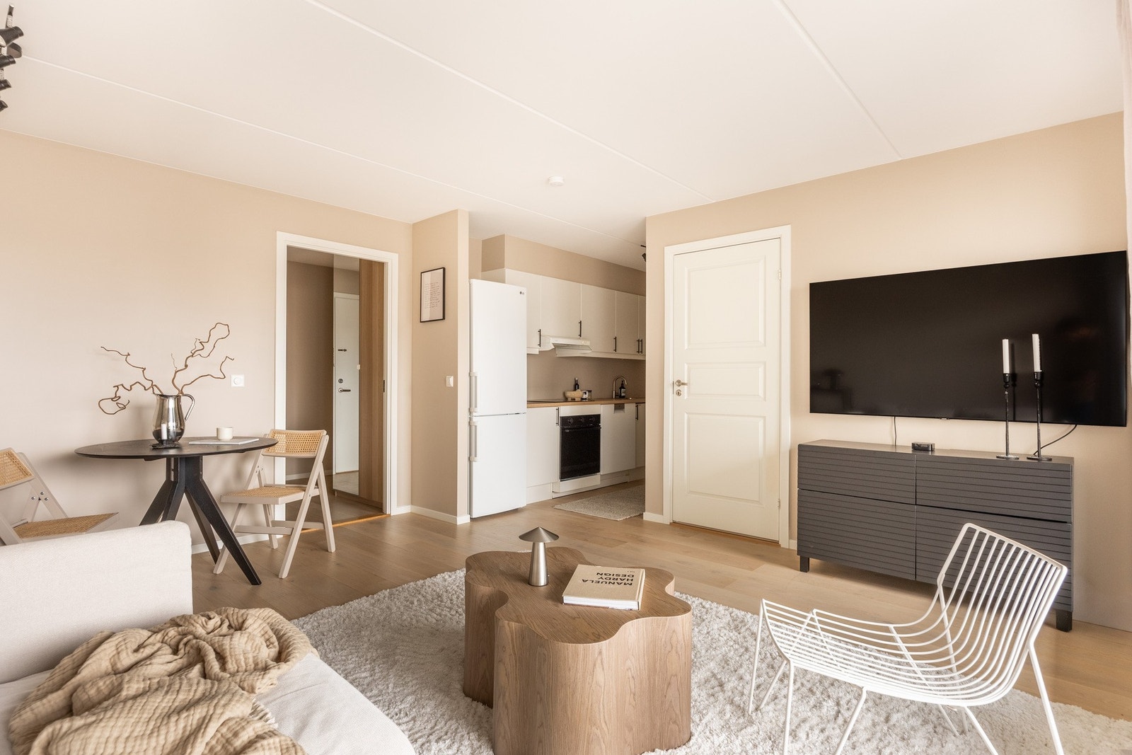 Praktisk åpen kjøkkenløsning som skaper en lun atmosfære. Galleribilde