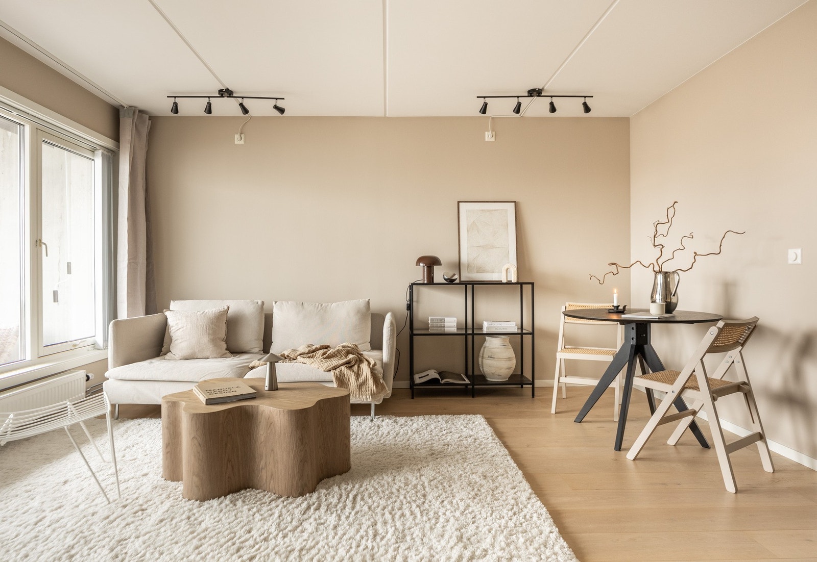 Leiligheten har store vindusflater som slipper inn mye med naturlig lys. Galleribilde